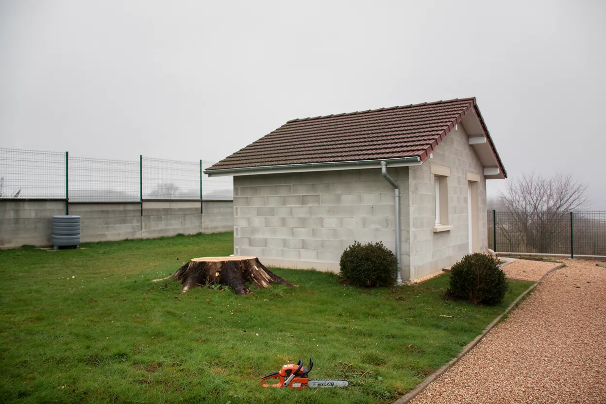Dépendance dégagée après démontage urgent à Beure